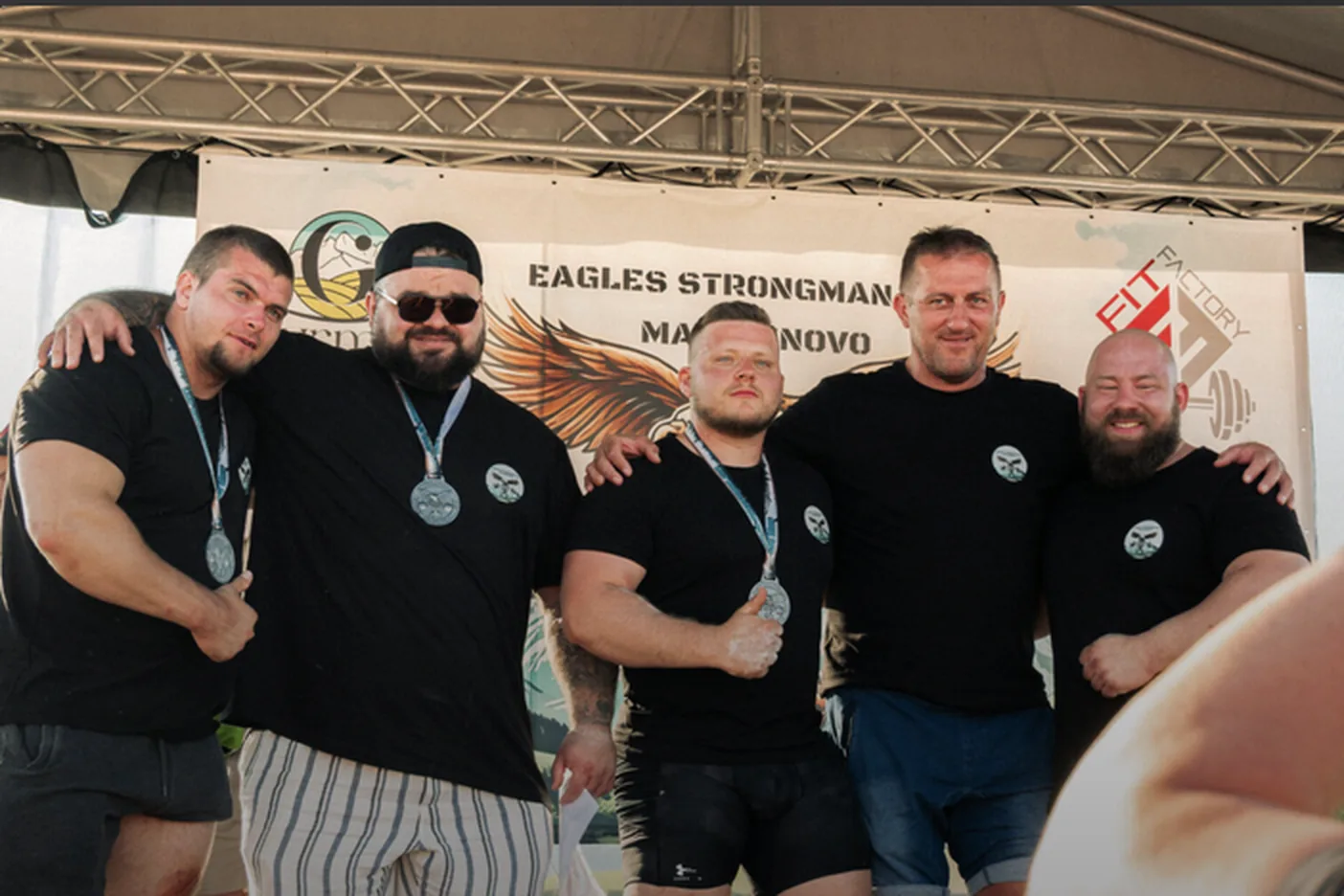 Medailisti premiérového ročníka Eagles Strongman Cup s organizátormi