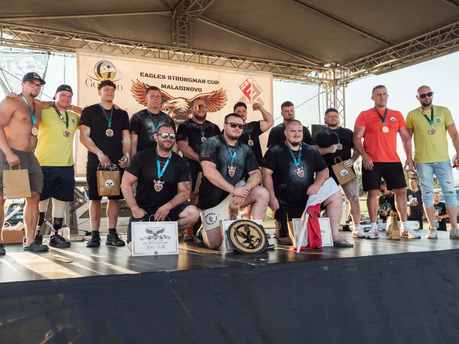Medailisti druhého ročníka Eagles Strongman Cup 2026 na pódiu v Maladinove